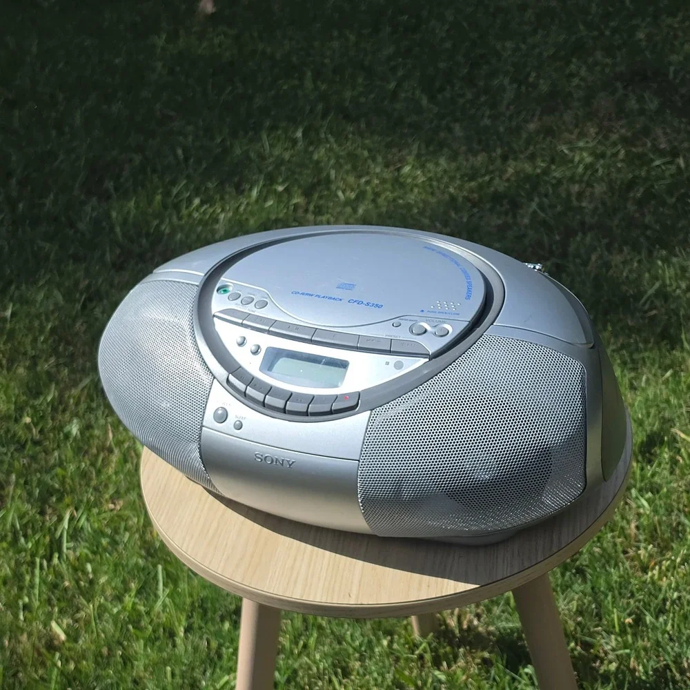 Sony CFD-S350 Portable CD Radio Cassette Boombox Silver Mega Bass cd no work.